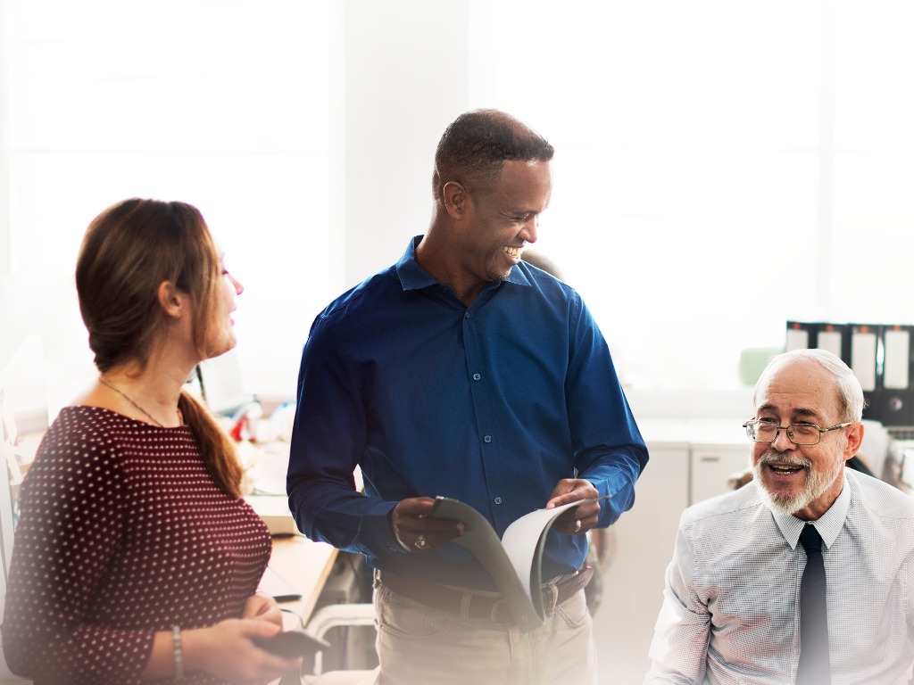 Drie collega's hebben overleg.