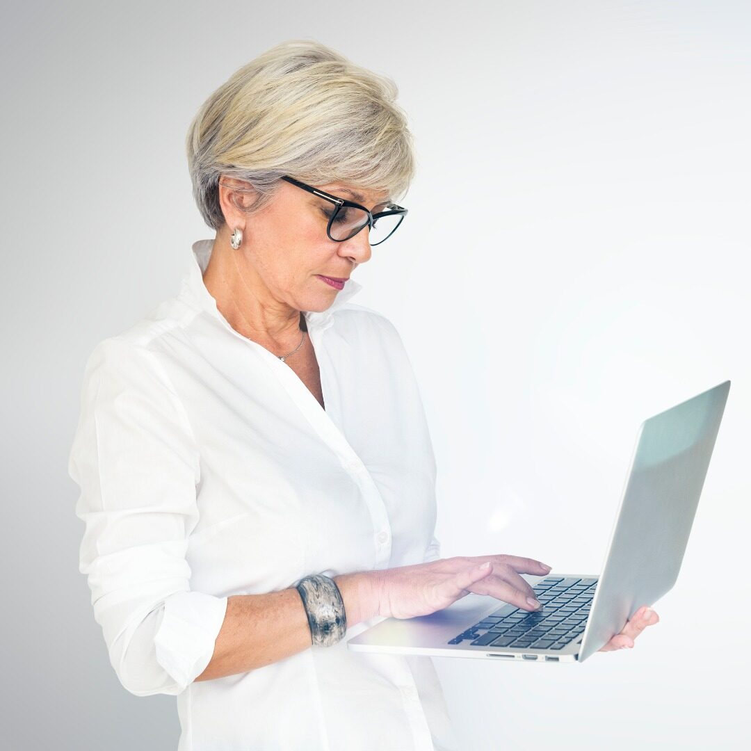 bv_home Dame die haar laptop in haar handen heeft