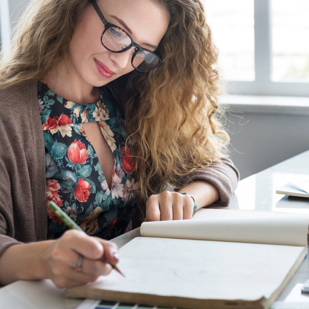 zzp_home ZZP'er die haar administratie bijwerkt.